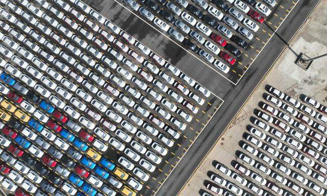 Vor allem aus China importierte Fahrzeuge stapeln sich in europäischen Häfen und verwandeln diese in Parkhäuser. (Symbolbild)