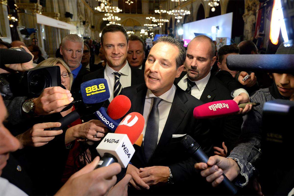 Strache lässt sich vor den Kameras im Rathaus keine Enttäuschung anmerken. Trotz des doch deutlichen Abstands zur SPÖ sei er zufrieden, sagt er. Man habe den ersten Platz nicht erreicht, aber das historisch beste Resultat eingefahren. "Das kann man nicht kleinreden", so Strache.