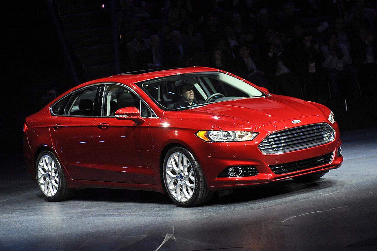 Ford zeigt in Detroit die neue Mittelklasse Fusion. Wieder als Weltauto konzipiert kommt er als Mondeo 2013 auch nach Europa. Größer und mit mehr Technik: Plug-in-Hybrid, Allrad und zahlreichen Fahrassistenten.