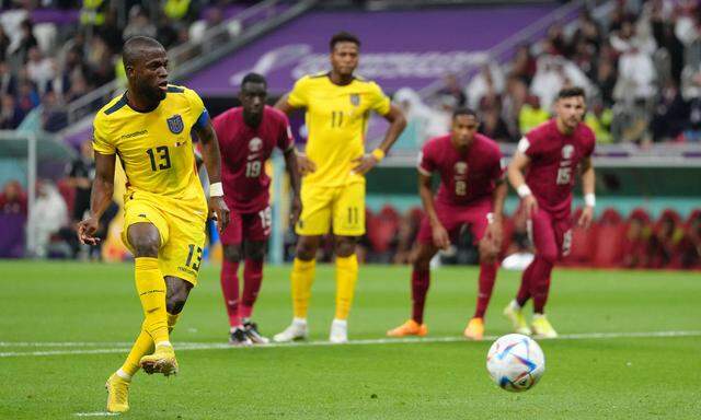 Qatar v Ecuador - FIFA World Cup, WM, Weltmeisterschaft, Fussball 2022 - Group A - Al Bayt Stadium Ecuador s Enner Vale