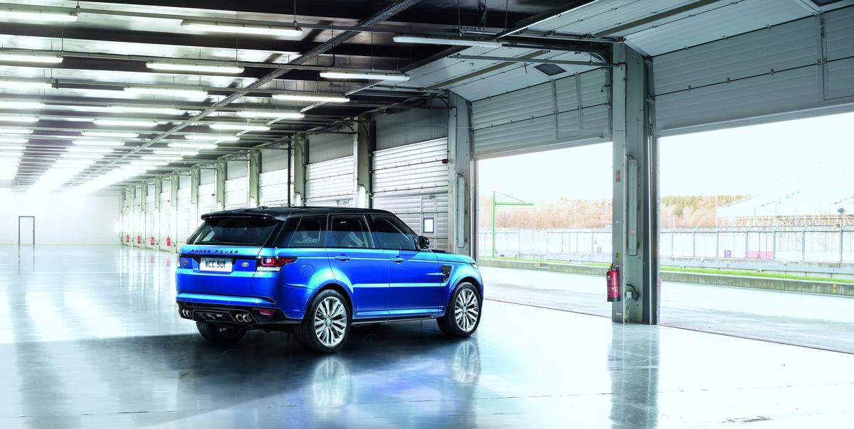 ...der Range Rover Sport SVR wurde bereits vorgestellt. Mit 550 PS umrundet der Zweieinhalbtonner die Nürburgring-Nordschleife in für die Gewichtsklasse respektablen acht Minuten und 14 Sekunden. Keine Frage: Das Empire ist zurück.