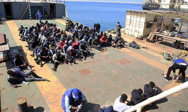 Gestoppt auf der Überfahrt nach Europa. Flüchtlinge werden zum Stützpunkt der Küstenwache in Tripolis gebracht.
