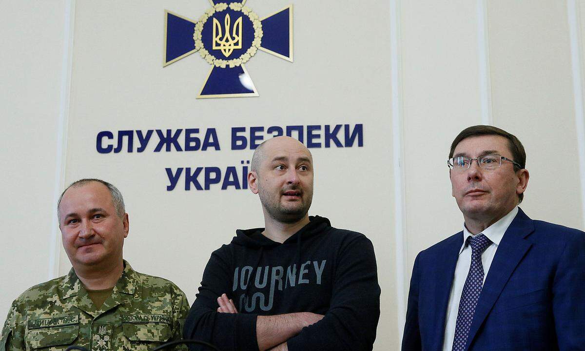 Der totgeglaubte russische Journalist Arkadi Babtschenko erscheint am Mittwoch auf einer Pressekonferenz des ukrainischen Geheimdienstes in Kiew und enthüllt, dass das Attentat auf ihn nur vorgetäuscht wurde. Das Komplott war offenbar über Monate geplant.