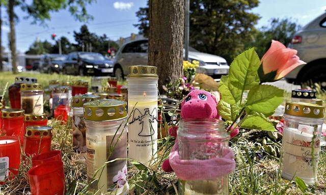 Kerzen und Blumen an dem Ort (Wien-Donaustadt), an dem das tote Mädchen gefunden wurde.