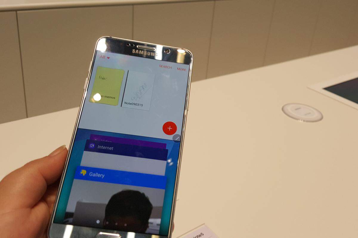 Diese Funktion ist mittlerweile auf einigen Samsung-Geräten vorzufinden. Auch das Galaxy S6, S6 Edge und S6 Edge Plus können mit zwei parallel geöffneten Anwendungen genutzt werden.