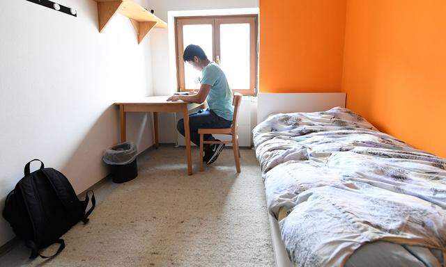 Symbolbild: Ein jugendlicher Flüchtling in seinem Zimmer der Flüchtlingsunterkunft, aufgenommen im Mai 2016