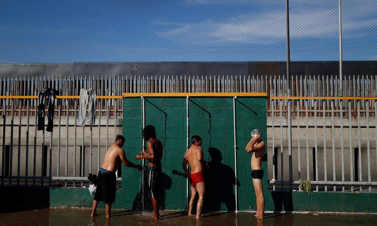 Jungen Männern der Migranten-Gruppe räumen Experten kaum Chancen ein, in die USA zu kommen. Mexiko kann die Migranten, die ohne benötigte Einreiseerlaubnis das Land betreten haben, theoretisch abschieben - dafür dürfte dem lateinamerikanischen Land aber die Kapazität fehlen.