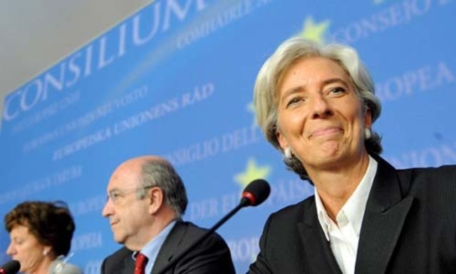 Die französische Wirtschaftsministerin Christine Lagarde am 07. Oktober 2008 in Luxemburg. Im Hintergrund die EU-Kommissare Joaquin Almunia (Wirtschaft und Währung) sowie Neelie Kroes (Wettbewerb). 