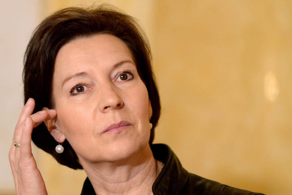 "Ich freue mich total."  Frauenministerin Gabriele Heinisch-Hosek (SPÖ) hingegen ist begeistert, dass ihre Partei das schlechteste Ergebnis aller Zeiten um 0,5 Prozent übertroffen hat.