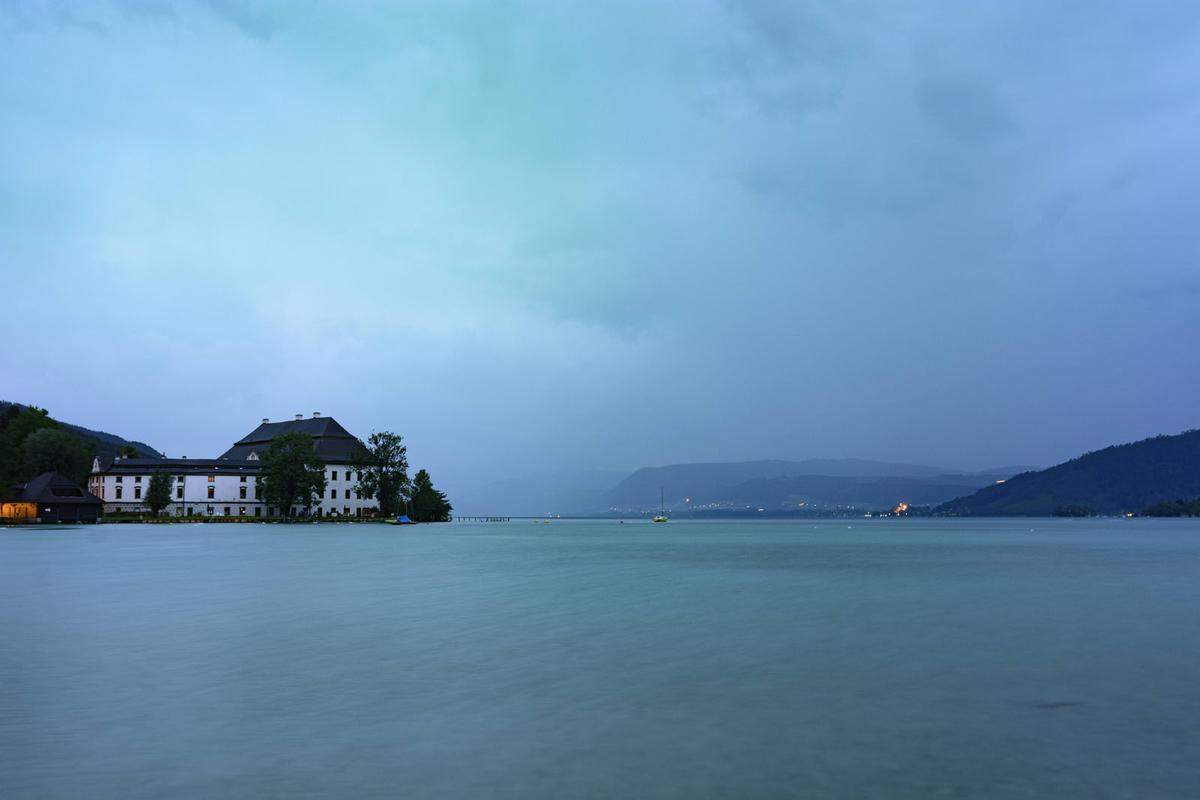 Der größte, komplett in Österreich liegende See aber ist der Attersee im oberösterreichischen Salzkammergut. Er ist 45,6 km² groß, seine Tiefe von rund 169 Metern macht ihn auch zum dritttiefsten See in Österreich. Besucher staunen über das außergewöhnlich klare Wasser und reden von einem "wahren Badeparadies".