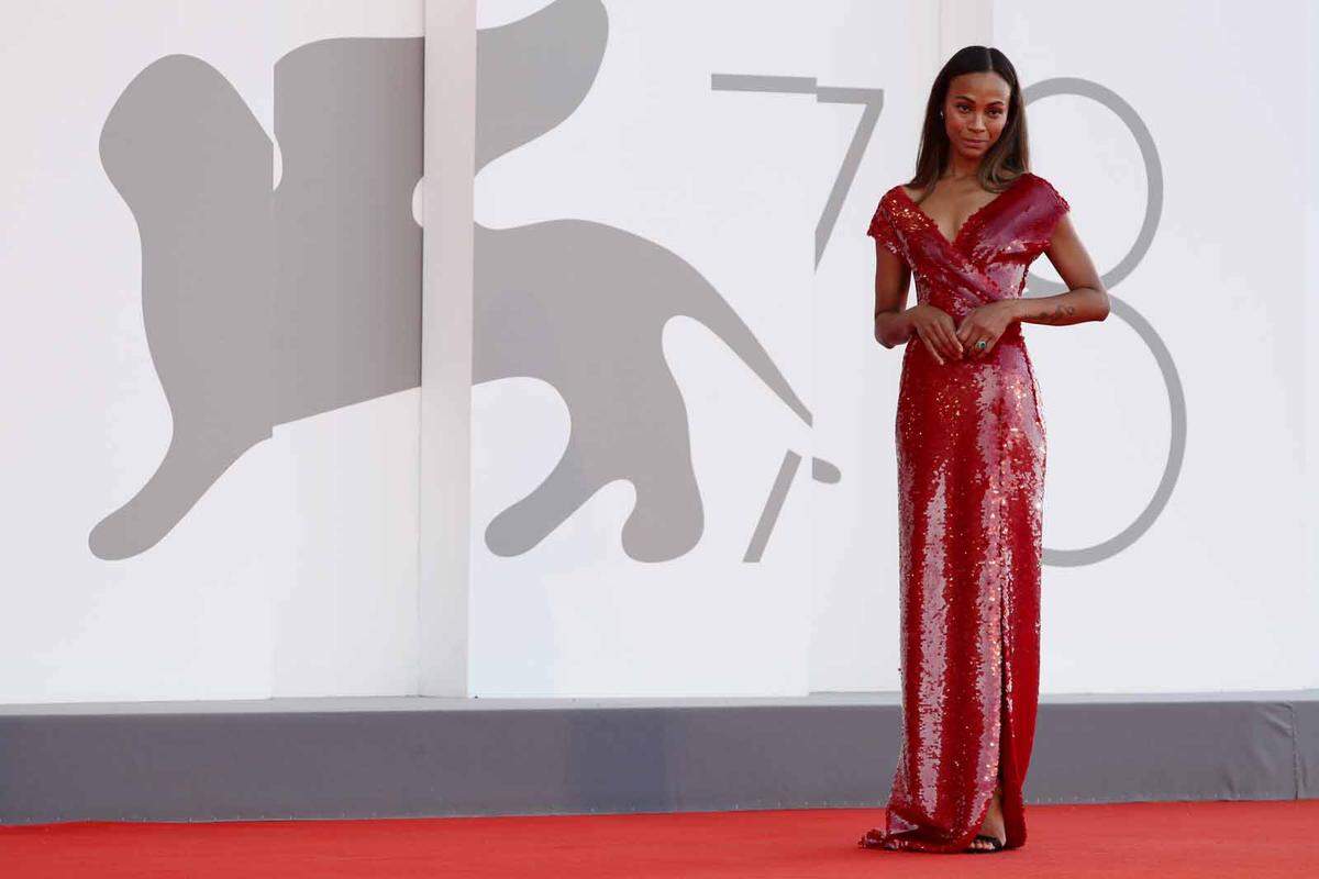 Zoe Saldana trug am zweiten Tag des Festivals ein maßgeschneidertes rotes Paillettenkleid von Dolce &amp; Gabbana.