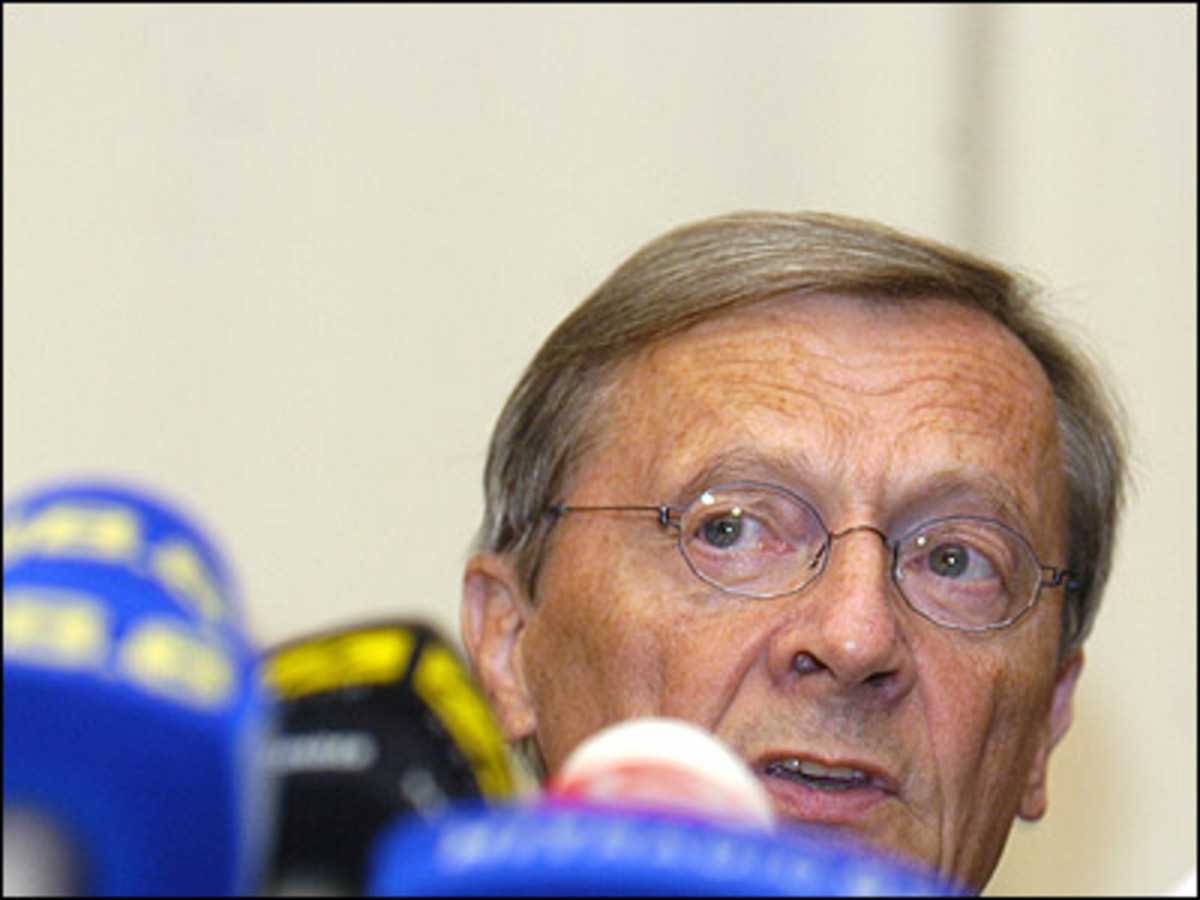 ÖVP-Obmann Wolfgang Schüssel stellt im Vorstand die Vertrauensfrage. Dem Kanzler wird einstimmig das Vertrauen ausgesprochen.