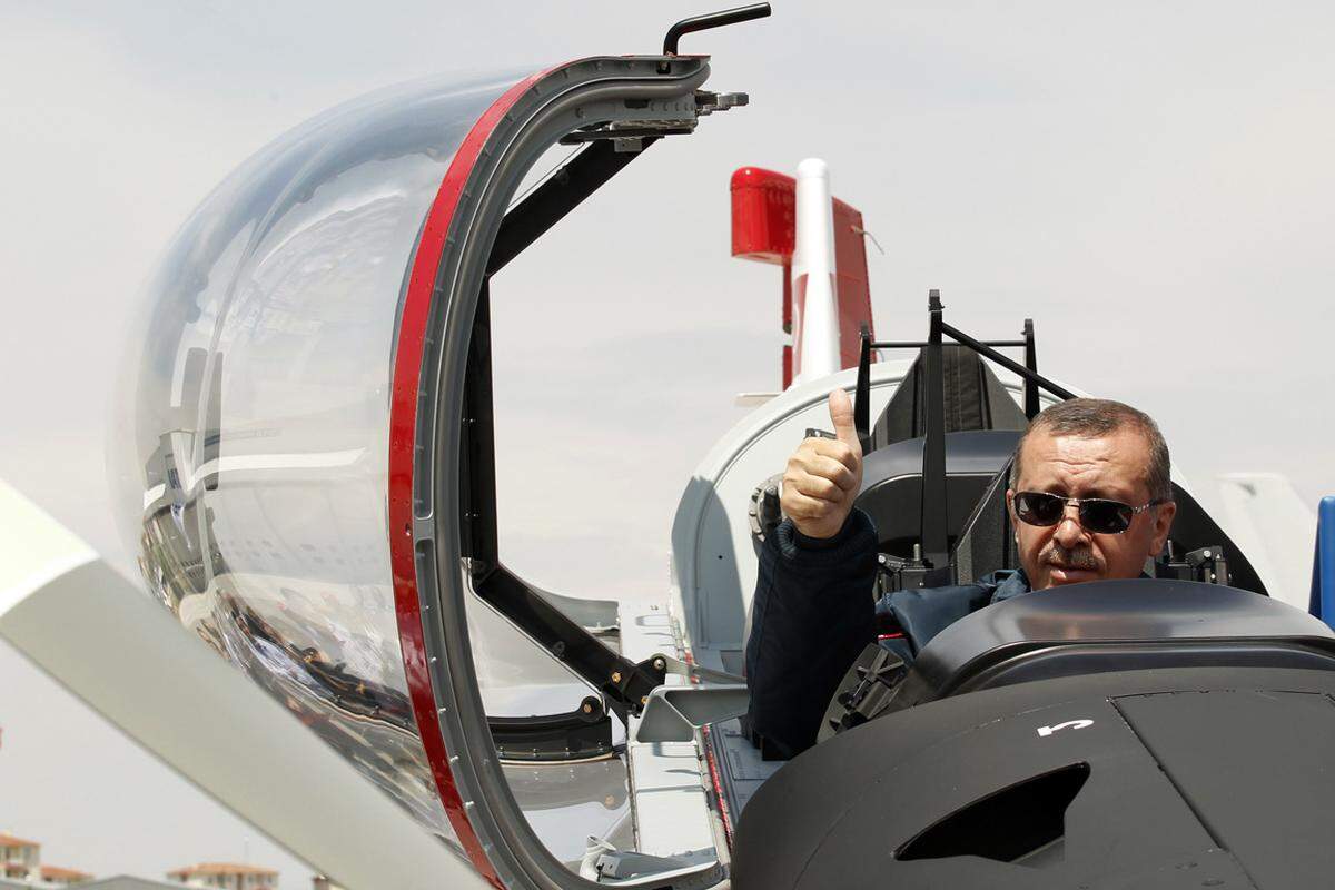 Die türkische „Hava Kuvvetleri“ (Luftstreitkräfte) liegt mit ihren 60.100 Mann ziemlich gleich auf. Sie verfügt über zwei taktische Luftkommandos, ein Trainingskommando und ein Unterstützungskommando. Die Luftstreitkräfte haben 411 Kampfflugzeuge, sieben Boeing KC-135-Tankflugzeuge und 86 taktische Transportflugzeuge. Bild: Der türkische Ministerpräsident Recep Tayyip Erdogan in einer "TAI Hurkus" 