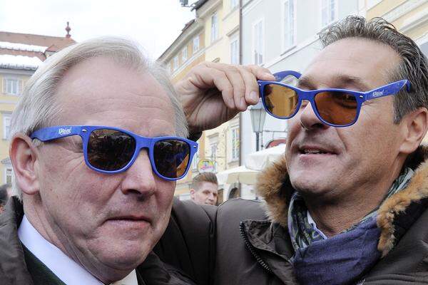 "Das ist kein erfreulicher Tag für die freiheitliche Gemeinschaft in Kärnten", sagte FPÖ-Bundesparteichef Heinz-Christian Strache. Der Tag sei auch für ihn persönlich "enttäuschend". Zugleich hielt Strache demonstrativ an der FPK fest: Die Partnerschaft werde gelebt "in besseren oder schlechteren Zeiten", aber es sei ein "logischer, konsequenter und richtiger Schritt", in Zukunft unter gemeinsamer Bezeichnung, also FPÖ, aufzutreten. Für die Kärntner Freiheitlichen erwartet Strache Änderungen, ohne dies allerdings näher auszuführen.