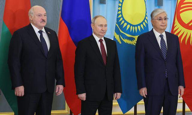 Alexander Lukaschenko, Wladimir Putin und Kassym-Schomart Tokajew auf einem Bild vom 25. Mai.