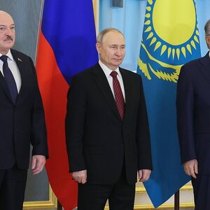 Alexander Lukaschenko, Wladimir Putin und Kassym-Schomart Tokajew auf einem Bild vom 25. Mai.