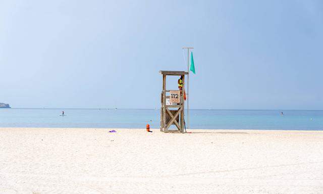 Der Strand Playa de Palma: Menschenleer, wo sonst Touristen wie in einer Sardinenbüchse liegen. 