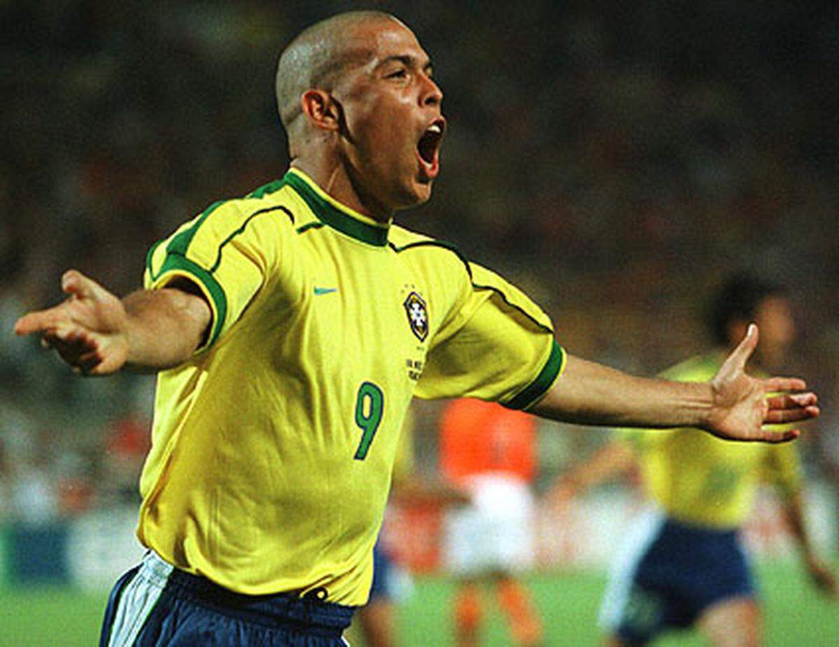 Die WM 1998 steht ganz im Zeichen des Superstürmers. Der Brasilianer stand zwar bereits 1994 beim WM-Titel im Kader seines Landes, wurde aber nicht eingesetzt. Nun erwartet die Fußball-Welt Ronaldos Geniestreiche.