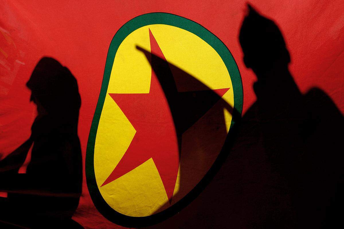 Seit knapp 30 Jahren kämpft die PKK, die Arbeiterpartei Kurdistans, für die Autonomie der Kurden in der Türkei. Seit dem Beginn des bewaffneten Kampfes im Jahr 1984 starben dabei mehr als 45.000 Menschen. Mehrere Millionen wurden aus ihren Dörfern vertrieben. Für einige Zeit keimte Hoffnung auf durch den Friedensprozess mit der türkischen Regierung. Doch nachdem türkische Kampfjets im Juli PKK-Lager angegriffen hatten, kündigte die PKK nun den Waffenstillstand auf. Ein Überblick über den blutigen Konflikt. 