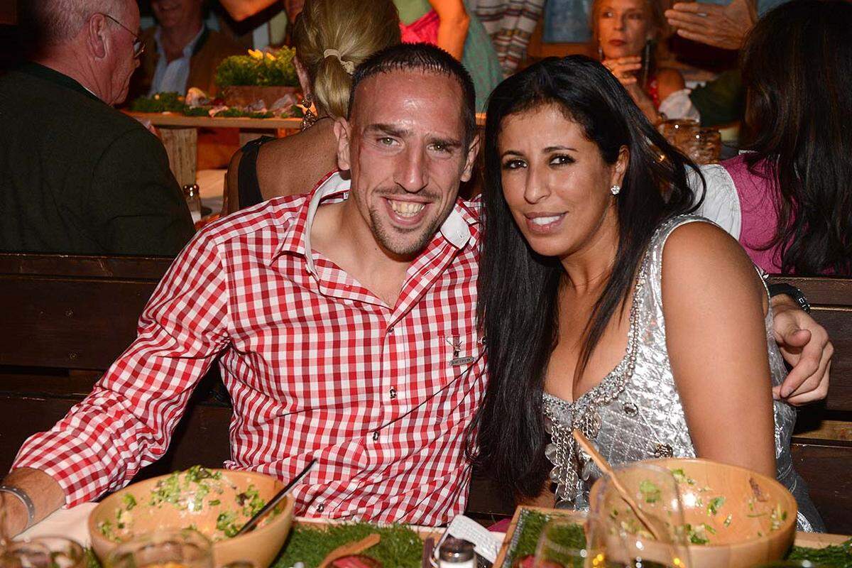 Franck Ribery, verletzter Spieler des FC Bayern München, und seine Frau Wahiba Belhami feierten in der Käfer Wies'n-Schänke den Sieg gegen Schalke.