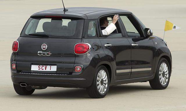 Papst Franziskus im Fiat.