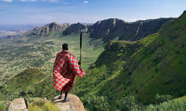Ein Samburu-Krieger blickt in die – von Plattentektonik geschaffene – Wiege der Menschheit, den East African Rift.