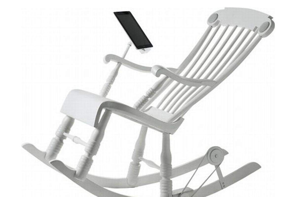Mit dem iRock von Micasa Lab kann man in Großvatermanier in seinem Schaukelstuhl sitzen, in die Ferne blicken und dabei sogar sein iPad aufladen. Ausgeliefert wird der Stuhl nicht nur mit einer integrierten Dockingstation, ...