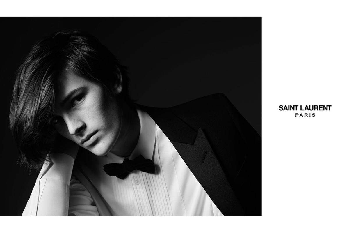 Pierce Brosnans Sohn Dylan wurde hingegen von Hedi Slimane für die Kampagne von Saint Laurent engagiert.