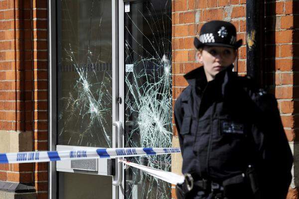 Nach Angaben von Scotland Yard wurden nach den Ausschreitungen 55 Verdächtige festgenommen. 26 Polizisten und drei Zivilisten wurden verletzt.