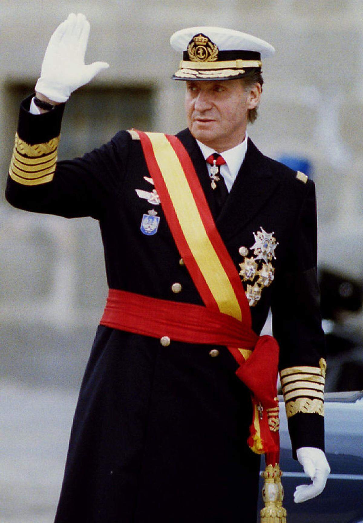 Ein Heißsporn soll der frühere spanische König Juan Carlos sein. Mit seiner Ehefrau Sofía von Griechenland und Dänemark führte er eine durch und durch katholische Ehe, aus der die Kinder Elena, Cristina und der neue König Felipe stammen. Daneben? Angeblich eine Vielzahl von Affären.