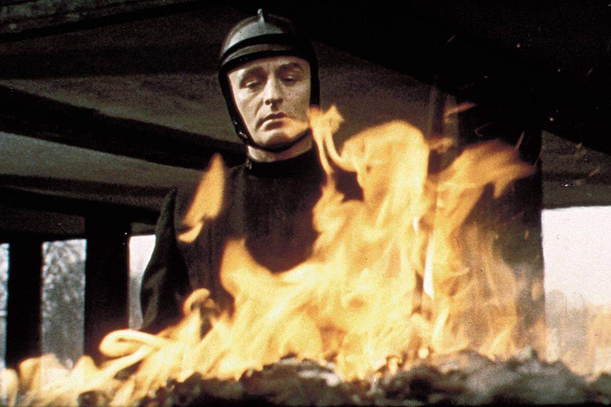 Die Verfilmung von Ray Bradburys "Fahrenheit 451" war Truffauts einziger englischsprachiger Film. Oskar Werner spielt darin einen der Feuerwehrmänner, die im Auftrag des Regimes Bücher zerstören.