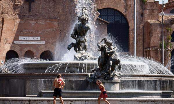 Rom ist aktuell erneut von Temperaturen jenseits der 40-Grad-Marke betroffen. Im Bild der Fontana delle Naiadi.