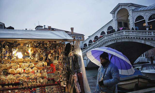 Souvenirshop vor der Rialtobrücke in Venedig 