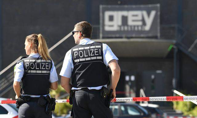 Polizeibeamte vor der Diskothek in Konstanz