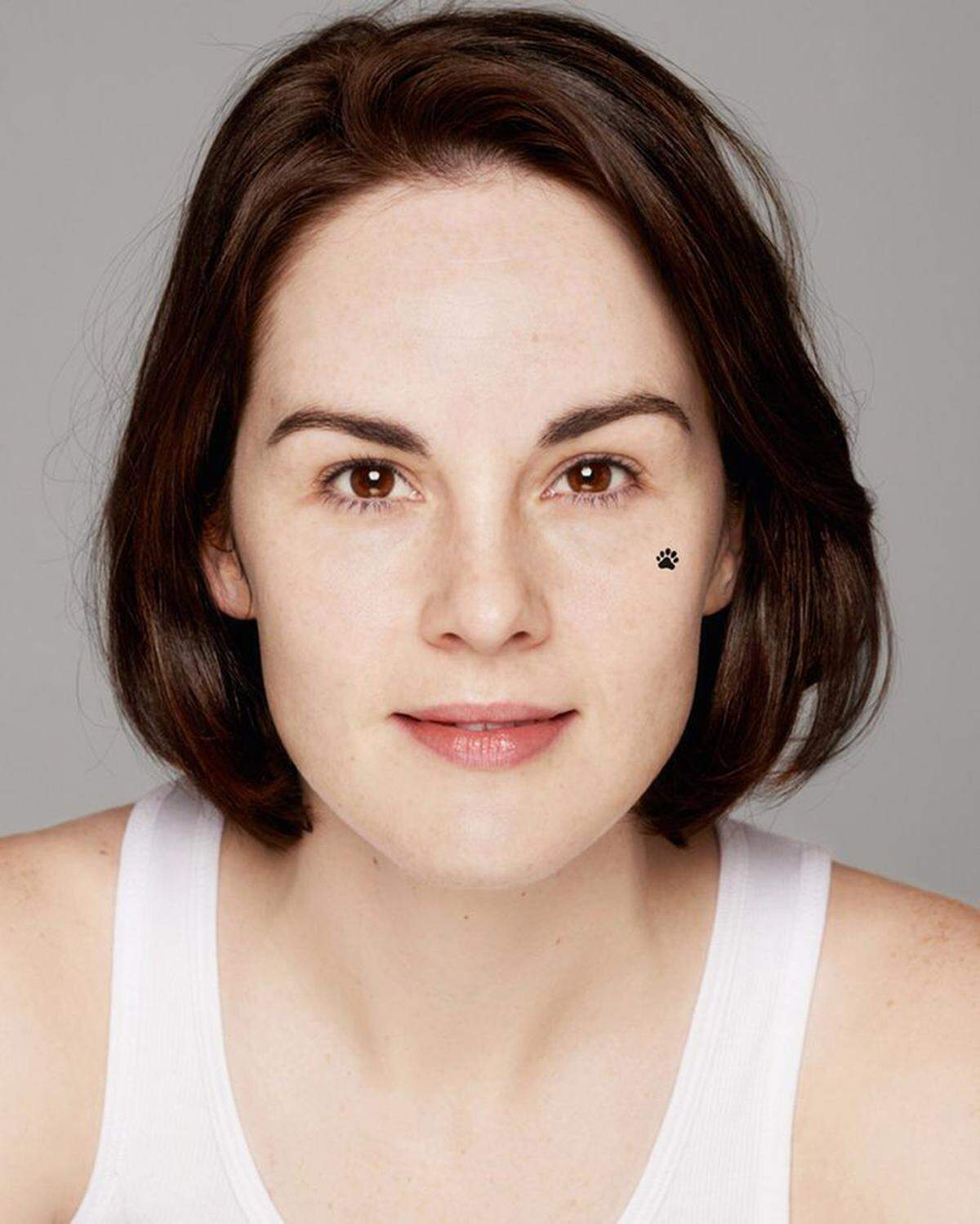 Eine deutsche Studie des Marktforschungsinstituts TNS Infratest im Auftrag des VKE-Kosmetikverbandes hat ergeben, dass sich jede zweite deutsche Frau nie vor ihrem Partner oder Familie ungeschminkt zeigt. "Downton-Abbey Star Michelle Dockery lächelt ganz ohne Make-up für die Charity-Oranisation BearFaced in die Kamera.