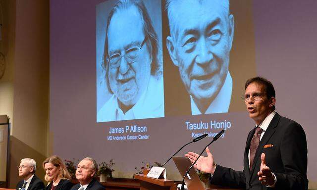 Der Generalsekretär des Medizin-Nobelpreises, Thomas Perlmann, erklärt die Errungenschaften der Preisträger Allison und Honjo.
