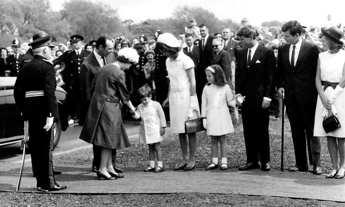 Auch zahlreiche ausländische Staats- und Regierungschefs waren bei der Queen zu Gast. John F. Kennedy und First Lady Jackie dinierten mit der Queen und Prinz Philip im Buckingham-Palast im Juni 1961.