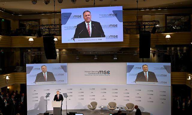 US-Außenminister Mike Pompeo legt bei der Sicherheitskonferenz in München ein Bekenntnis zur Nato und der globalen Führungsrolle der USA ab. China präsentiert er als „Außenfeind“ des Westens. 