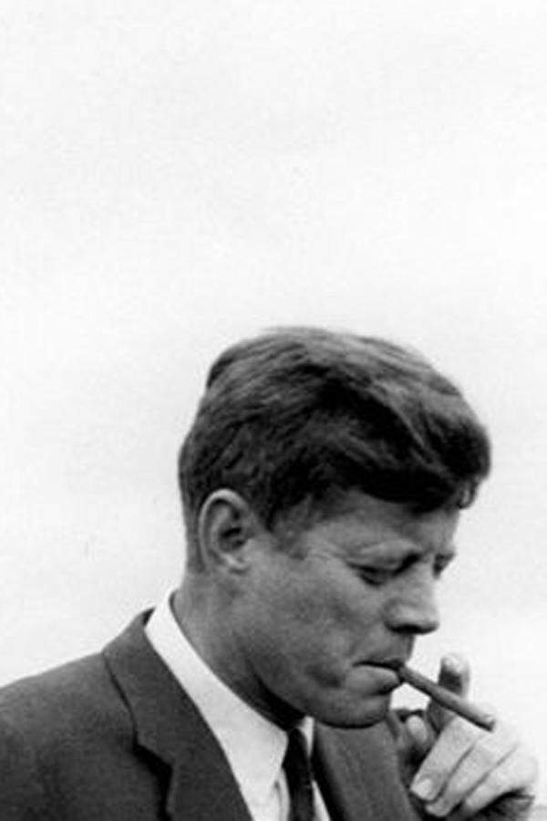 Lyndon B. Johnson, der seit der Ermordung von John F. Kennedy (Bild) im November 1963 US-Präsident ist, will drastischer als sein Amtsvorgänger gegen die FNL vorgehen. Den Anlass dafür bietet ihm der „Tonkin-Zwischenfall": Am 2. August 1964 beschuldigen die USA Nordvietnam, ihren Zerstörer „USS Maddox" im Golf von Tonkin angegriffen zu haben – eine bewusste Falschinformation, wie die „Pentagon-Papiere" später belegen werden. Aus den Dokumenten des US-Verteidigungsministeriums geht nämlich hervor, dass der Vietnamkrieg entgegen vieler Behauptungen von langer Hand geplant war.