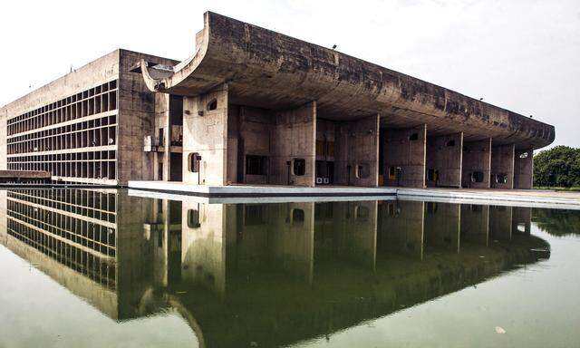 Le Corbusiers brutalistisches Regierungsviertel im indischen Chandigarh ist zwar kräftig angewittert, doch immer noch prachtvoll.