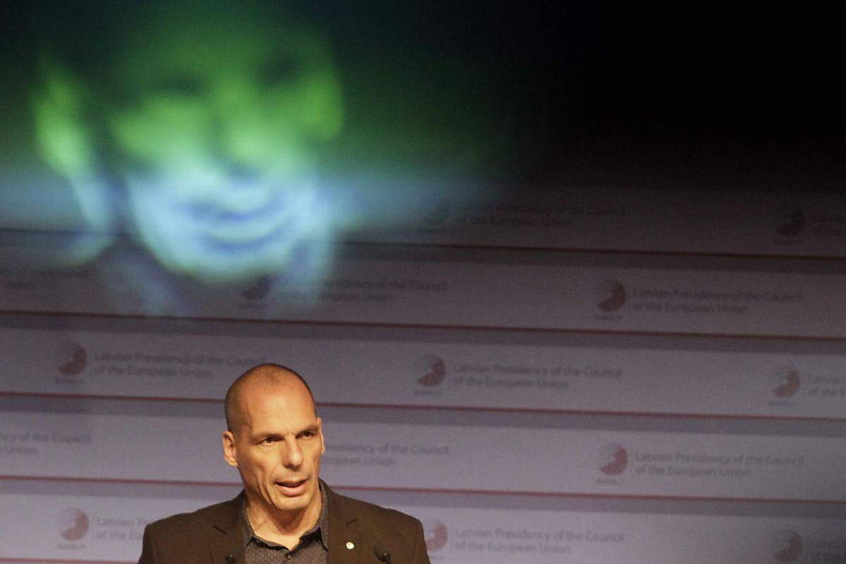 Auch Ende 2011 sorgte Varoufakis in Griechenland für Aufsehen. Denn mit dem partiellen Schuldenschnitt wurde wahr, was er seit über zwei Jahren prognostizierte: dass Griechenland insolvent sei und "Konkurs" anmelden müsse, um innerhalb der Eurozone verbleiben zu können.Sein &gt;&gt;&gt;Blog über die Finanzkrise erfreute sich schon lange vor seinem Amtsantritt als Finanzminister großer Beliebtheit.