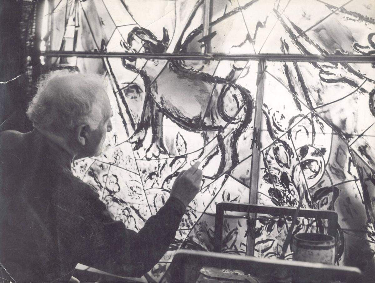 Chagall etwa entdeckte 1926 die Stadt und den bekannten Blumenmarkt, den es noch heute gibt. Seine Lithografien hängen derzeit im Musee Chagall in der Ausstellung "Nizza, Sonne, Blumen. Marc Chagall und die Baie des Anges".  