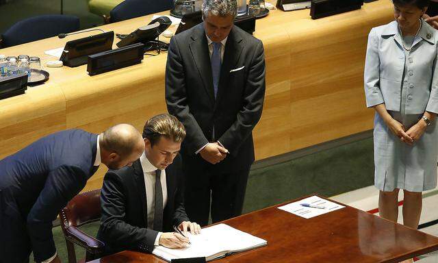 Außenminister Sebastian Kurz unterzeichnete das von ihm beworbene Atomwaffenverbot.