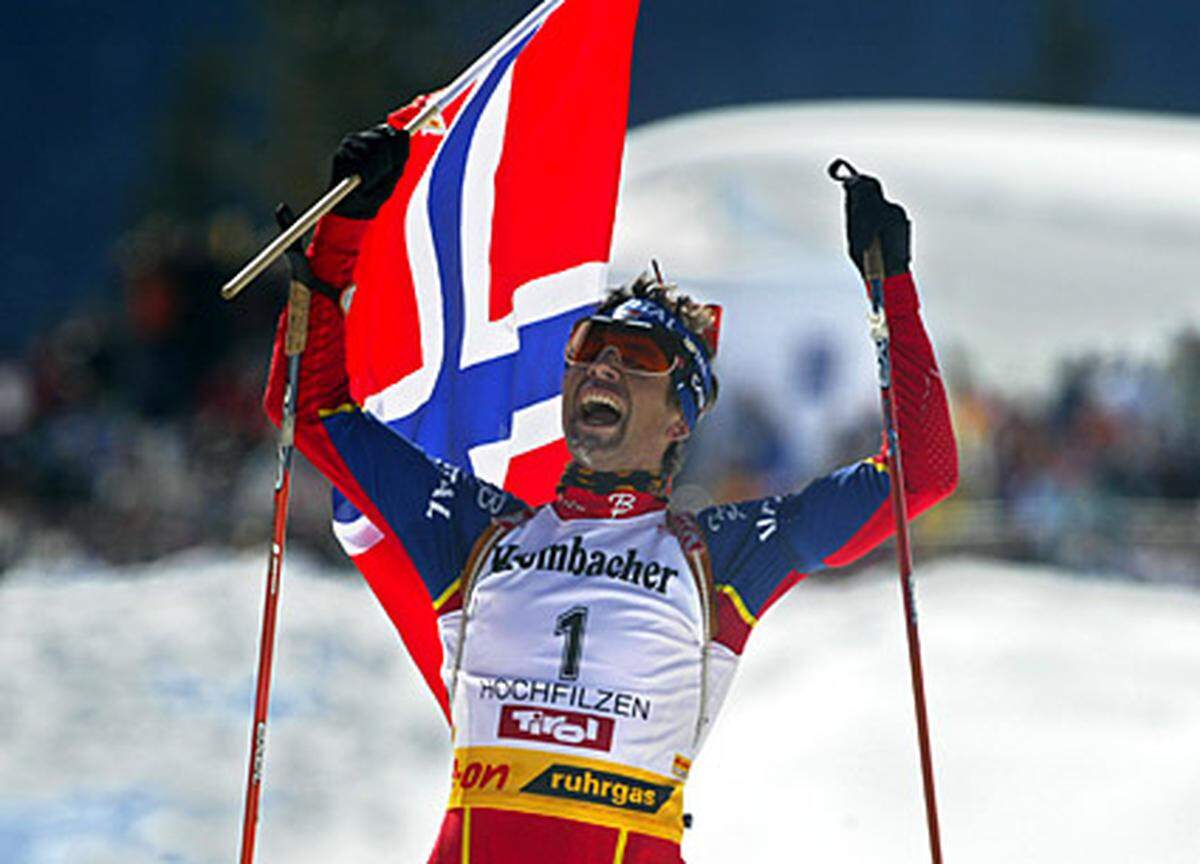 Nach einem kurzen "Bronzezeitalter" - die WM 2004 in Oberhof bringt drei Bronzene und eine Silberne - schlägt Björndalen 2005 in Hochfilzen wieder zu - und wie: In Sprint, Verfolgung, Massenstart und Staffel greift sich der nun 31-Jährige viermal WM-Gold. Nur im Einzelrennen heißt der Sieger nicht Björndalen - dort wird er nur Sechster.