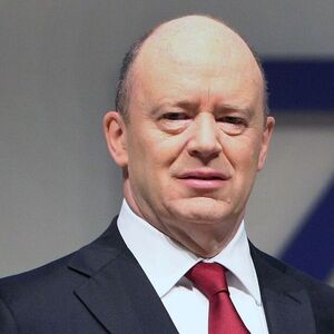 Deutsche Bank-Chef John Cryan hat eine Schlacht gewonnen, aber noch nicht den Krieg.