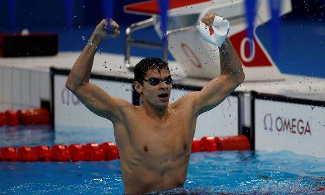 Evgeny Rylov of Russia Olympic Committee (ROC) celebrates after winning gold in the men s 100m backstroke swimming final