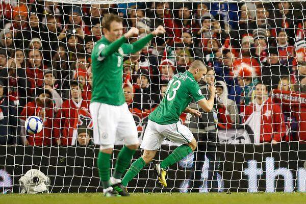 Darauf folgte Teil zwei: Emanuel Pogatetz grätschte Shane Long völlig übertrieben im Strafraum um - Elfmeter. Jonathan Walters ließ sich diese Chance nicht nehmen und traf souverän zum Ausgleich.