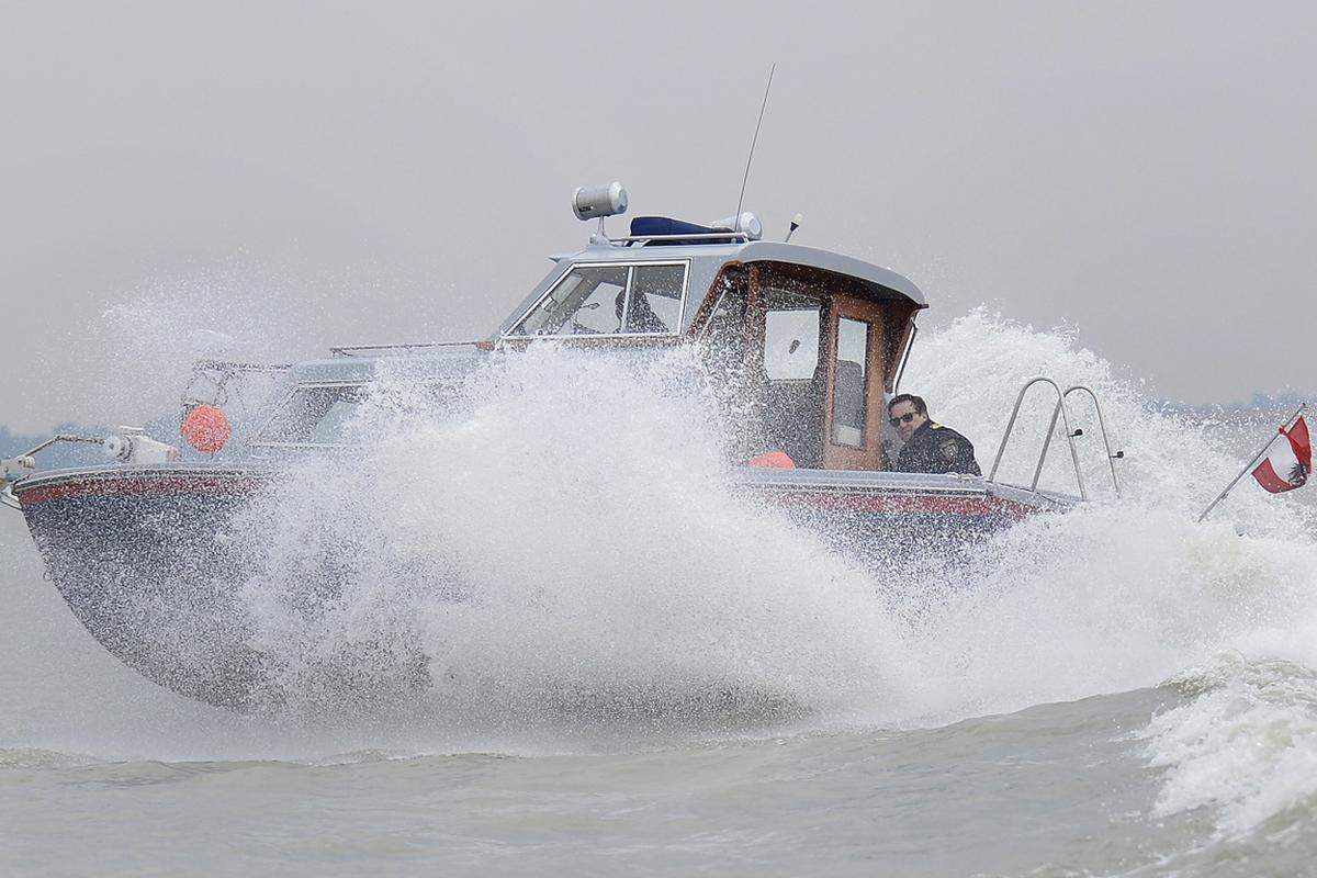 Surfer würden manchmal das Abenteuer suchen und dabei nicht bedenken, dass sie dadurch auch die Retter in äußerste Gefahr brächten, meinte der Polizeisprecher: "Vor allem Freizeitkapitäne überschätzen sich sehr". Auf dem stürmischen See drohe bei Schlechtwetter rasch der Orientierungsverlust.