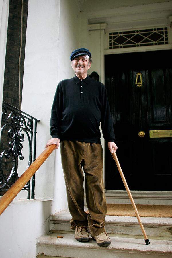 Harold Pinter ("Der Hausmeister") musste 2005 ebenfalls passen. Der schwer kranke britische Dramatiker konnte die traditionelle Nobelvorlesung ebenso wie Jelinek jedoch wenige Tage vor der Verleihung per Videoaufzeichnung abliefern. Pinter starb am 24. Dezember 2008 an Kehlkopfkrebs.