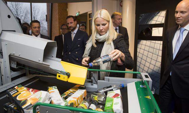 Norwegens Kronprinzessin, Mette-Marit, 2014 bei einem Besuch der Firma Tomra. Abfallrecycling als Trend der Zukunft auch an der Börse.